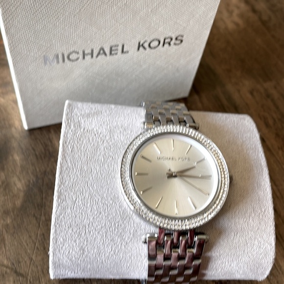 Meet your Posher, Amanda - Picture 2 of 2